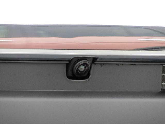 【全方位モニターフロントカメラ】周囲の状況を360度確認できることで、駐車や狭い道での運転が格段にしやすくなります。特に、後方や側面の死角をカバーしてくれるので、安全性が向上します。