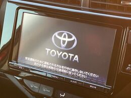 【純正9型ナビ】人気の純正ナビを装備しております。ナビの使いやすさはもちろん、オーディオ機能も充実！キャンプや旅行はもちろん、通勤や買い物など普段のドライブも楽しくなるはず♪