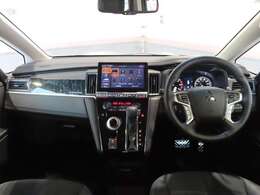 シフトレバーをダッシュパネルセンターに装備。運転席、助手席の足元すっきり！