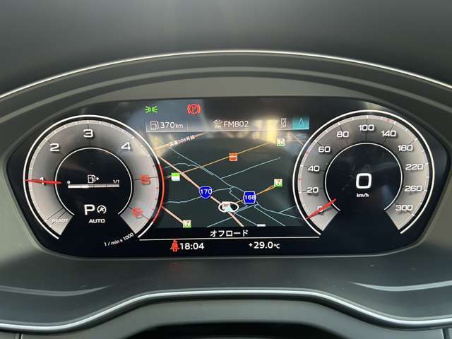 スピードメーターなどの運転に必要な計器とともに、オーディオ・電話の操作画面や地図などを表示。レイアウトはステアリングスイッチで切り替えでき運転に集中しながら必要な情報を瞬時に得ることが可能。