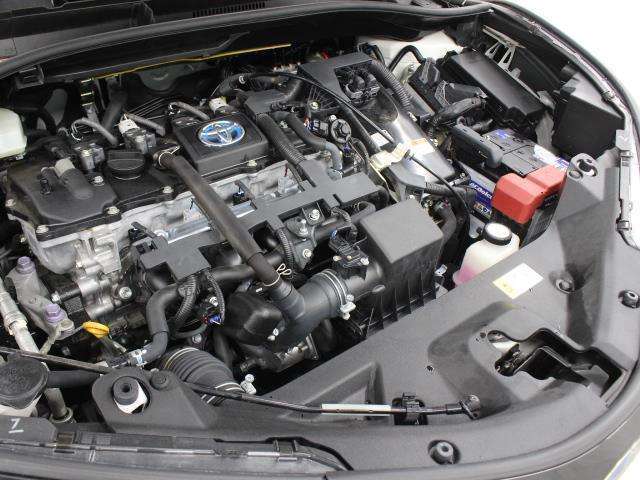 2ZR-FXE型 1.8L 直4 DOHCエンジンと1NM型 交流同期電動機のハイブリッドシステム搭載、FF駆動です。