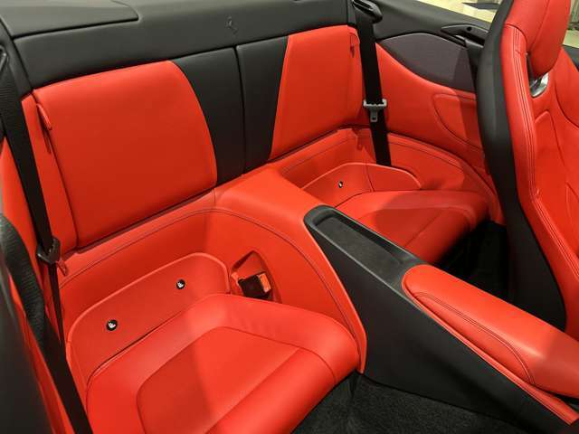 リアシートはお荷物置きにもお使いいただけます。【フロントシート同様に目立つ傷等はございません。】