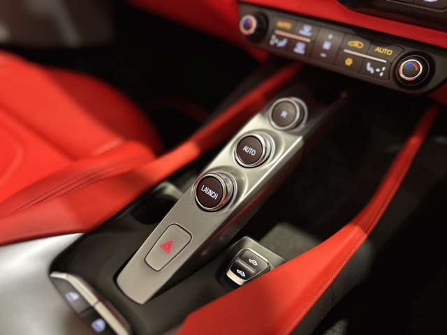 トランスミッション:7速F1DCT【センターブリッジはカーボンファイバー製となっております。】