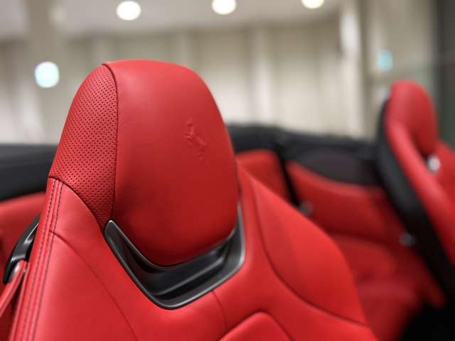 ヘッドレストの跳馬のマークはエンボス加工がさえれいます。