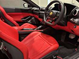 内装色:Rosso Ferrari【人気オプションのカーボンファイバードライバーゾーンが装備されております。】
