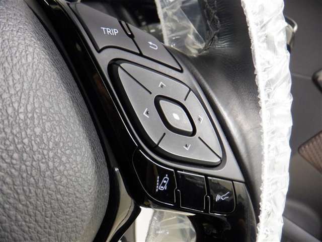 レーンディパーチャーアラートとは車線または走路からの逸脱の可能性を警告すると共に、車線または走路からの逸脱を避けるためのハンドル操作の一部を支援する機能です。詳細は販売店スタッフまでおたずねください