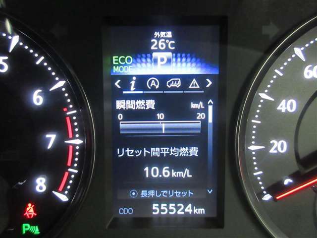 ディスプレイには、平均燃費、外気温、航続可能距離などの情報が表示されます。