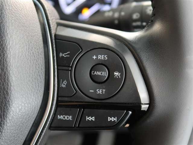 ステアリングスイッチ付き。前方から目を離すことなく操作することが可能です。