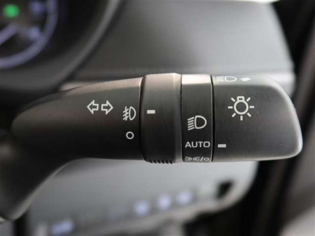 周囲が暗くなると自動でヘッドライトを点灯するオートライト機能付き。周囲が明るくなると自動で消灯します。