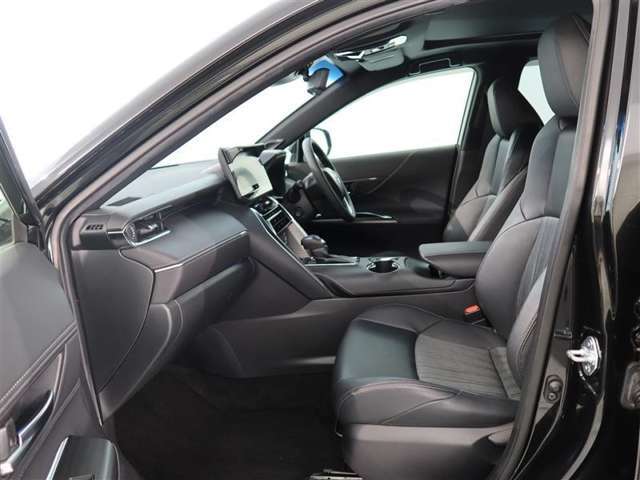 広々とした車内空間に優れた燃費性能。更にデザインも上質で人気のお車です！