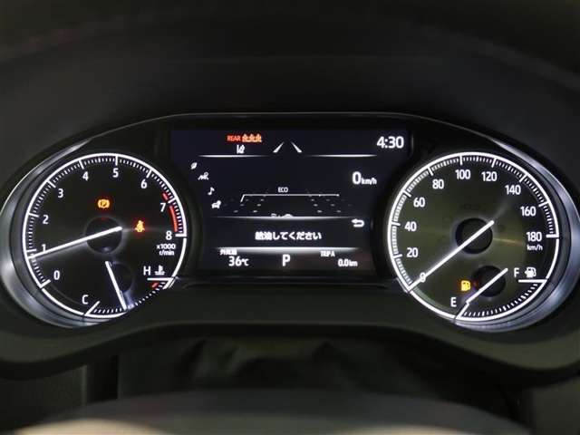 とっても見やすいメーターです。夜間時はラグジュアリーな気分にさせてくれる照明が魅力ですので、夜のドライブも楽しみになりますよ♪