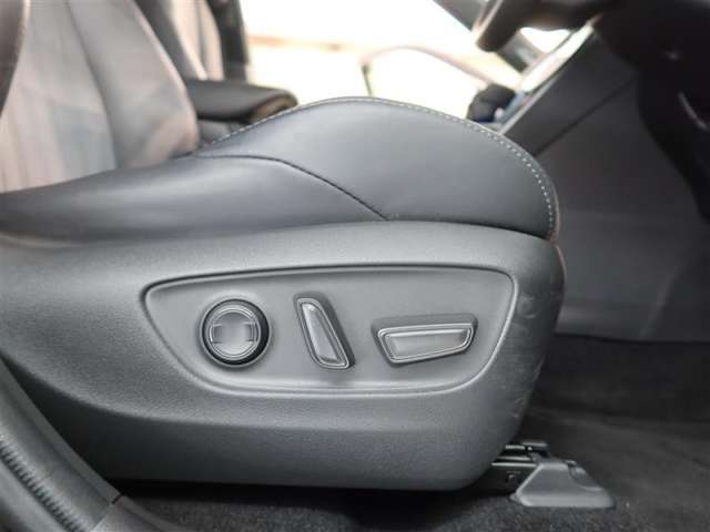 パワーシート搭載。微妙な調整が手軽にでき、ピッタリなポジションで運転することが可能です。
