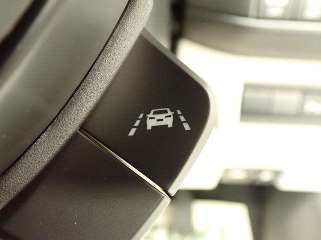 「車線逸脱抑制機能」を搭載しています。車線をはみ出しそうになると、ドライバーにステアリング操作を促し、車両を車線の内側に戻すよう支援します。