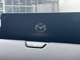 【12.3インチマツダコネクト】車内の雰囲気にマッチした大型ディスプレイ。スマホ接続でのナビ使用やBluetooth再生等、様々な機能が楽しめます。直感的なダイヤル操作が可能で、使い勝手も良好です。
