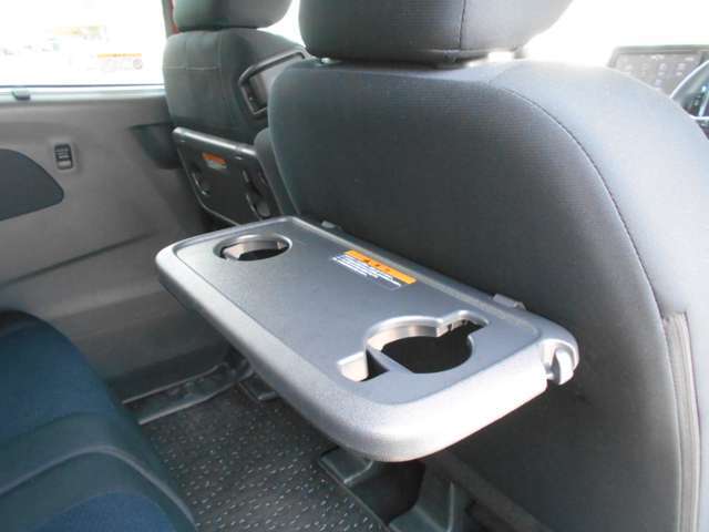 運転席と助手席の間にドリンクホルダー付いてます