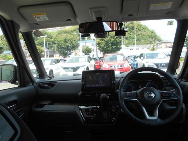 視界広々で運転しやすいインパネ