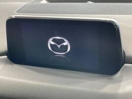 【10.25インチマツダコネクト】車内の雰囲気にマッチした大型ディスプレイ。スマホ接続でのナビ使用やBluetooth再生等、様々な機能が楽しめます。直感的なダイヤル操作が可能で、使い勝手も良好です。