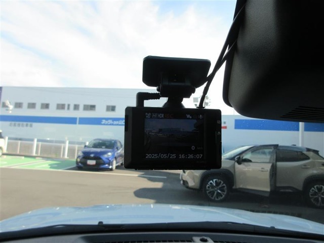 ドライブレコーダー付き車の走行状況を記録することが出来ます。もしも事故に巻き込まれた時、具体的な事故状況を第三者に伝えられる可能性が有り、大変便利です。
