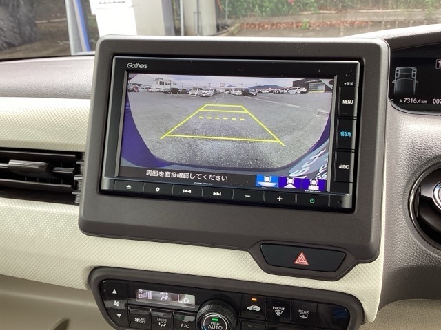 バックモニターにガイド線表示付きなので車庫入れも安心【カメラアングルは3パターンから選べます】知らない道でも安心して楽しくお出かけができます。