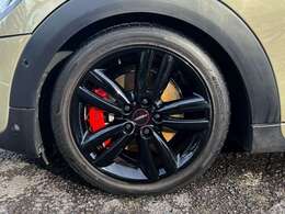 JCWパッケージ(￥368,000)専用17インチホイールJCWトラックスポーク ブラック装備！！