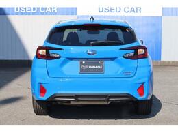 バック時には、バックカメラの映像とバンパーに装着されたセンサーがドライバーに危険を知らせてくれます。また、速度リミッターが搭載されていますので、アクセルを踏み間違えてもブレーキが作動します。