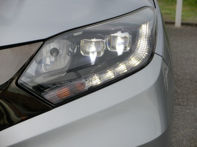 LEDヘッドライトを装備。大光量で夜道や雨の日の安心感を高めます。周囲の明るさに応じて自動点灯・消灯/ライトの消し忘れも防げるオートライトコントロール付です。