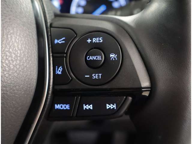 右側のステアリングスイッチはクルーズコントロールとステレオのモードなどの操作が可能です。
