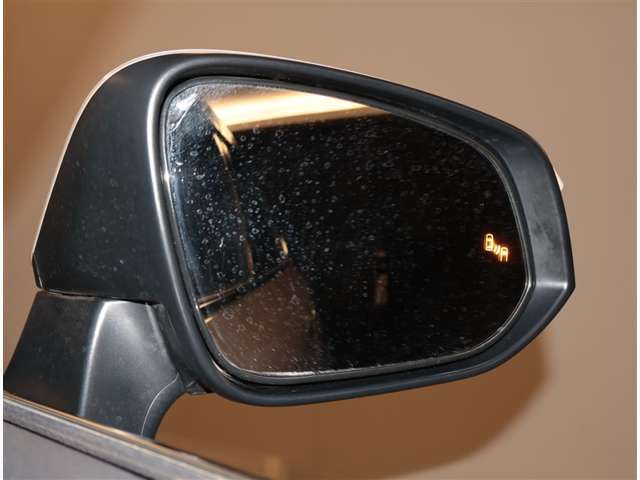 BSM『ブラインドスポットモニター』ナナメ後方(死角)からの車両を検知し、ミラー内のオレンジのランプで知らせてくれます。