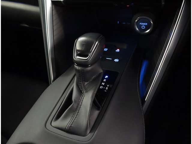 シフトレバーは使いやすい位置に配置。