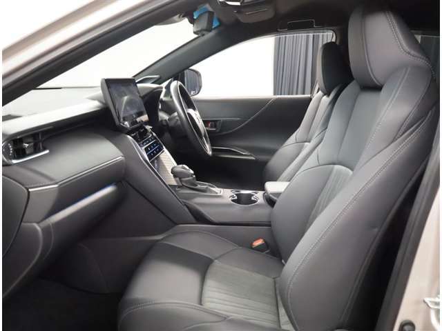 広々とした室内と使いやすい内装、高級セダンのような上質さとゆとりを兼ね備えた、ハリアー☆是非　ご検討下さい。