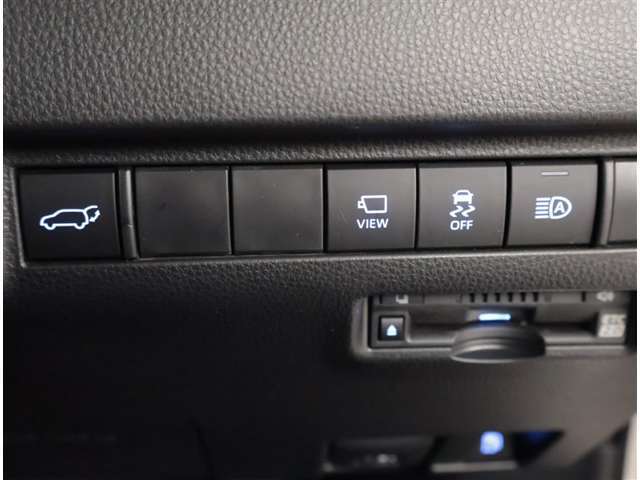 パワーバックドアのスイッチは運転席のところにあります。