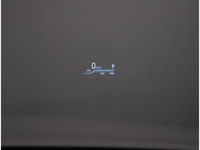 ヘッドアップディスプレイは運転席の正面のガラスに表示されます。