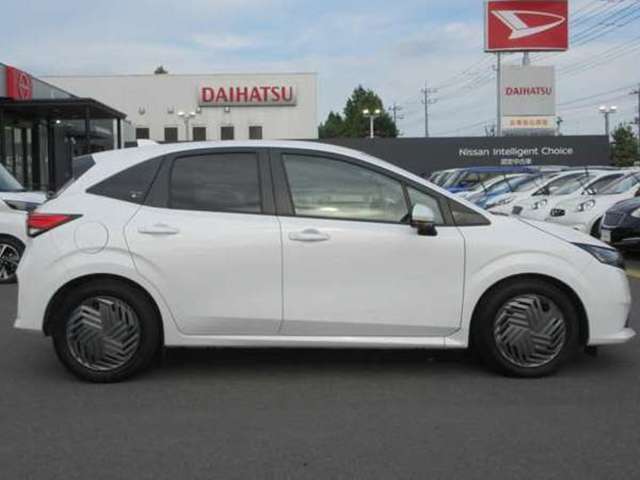 LDW（車線逸脱警報）運転者が意図せず走行車線から逸脱しそうなとき、警報によって注意を促します。