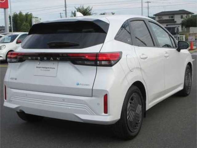 エマージェンシーブレーキは、 約10～80km/h の範囲で前方の車両や歩行者と衝突する可能性がある場合に作動し、自動的に停止又は減速することにより 衝突回避や衝突被害の軽減を図ります。