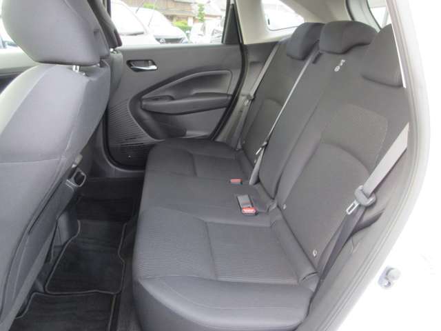 【踏み間違い防止アシスト】ブレーキペダルと間違えてアクセルペダルを踏み込んだ場合に、エンジン出力を抑制しブレーキを制御。壁やコンビニなどのガラス、人との衝突回避をアシストします。