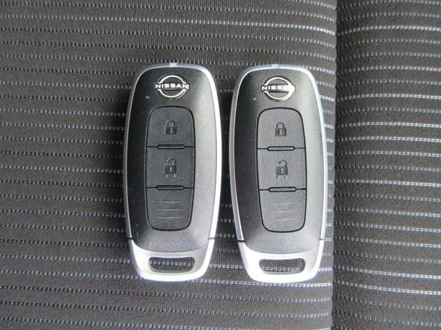 〔インテリジェントキー〕機械的に鍵を開閉するのではなく、バックやポケットの中に持っているだけで開閉やエンジン始動なども可能なインテリジェントキーシステムです