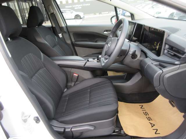 内外装及びエンジンルーム等、専用クリーニング実施します！室内はハンドル廻りからシート、床に至るまで、エンジンルームやボディももちろん隅々まで専門スタッフが一生懸命クリーニングし磨き上げています！