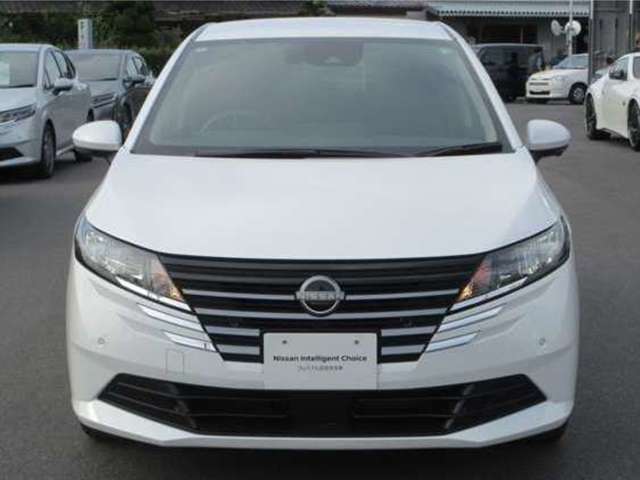 【LEDヘッドランプ】ハロゲンヘッドランプの約2倍の光量でより明るく遠くを照射。視認性、長寿命、省電力に優れ、スタイリッシュな白光色も魅力