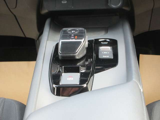 e-POWERは、“自ら発電する電気自動車”。モータードライブの楽しさと燃費性能の両立を実現しました。