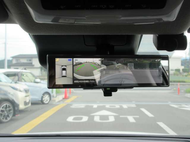 〔スマートルームミラー〕内蔵モニターにより後方の状況をクリアな画像で確認出来ます。夜間も勿論、くっきり！通常のルームミラーに切替も可能です。