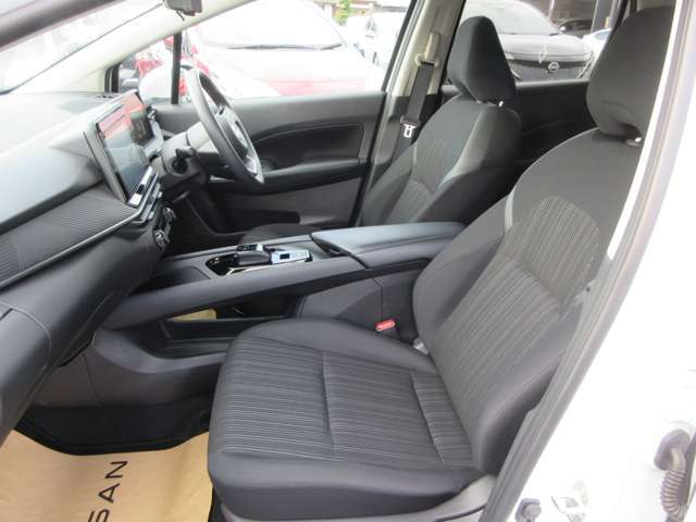 【VDC】運転操作やクルマの速度を検知して、ブレーキやエンジン出力の制御を 自動的に行い、滑りやすい路面やカーブを曲がるときや障害物を回避するときにクルマ の横滑りを軽減し、運転に安心感を与えます。