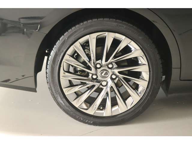 お客様が安全安心にお使いいただくために、納車前にレクサステクニカルショップにて点検整備をさせていただきます。