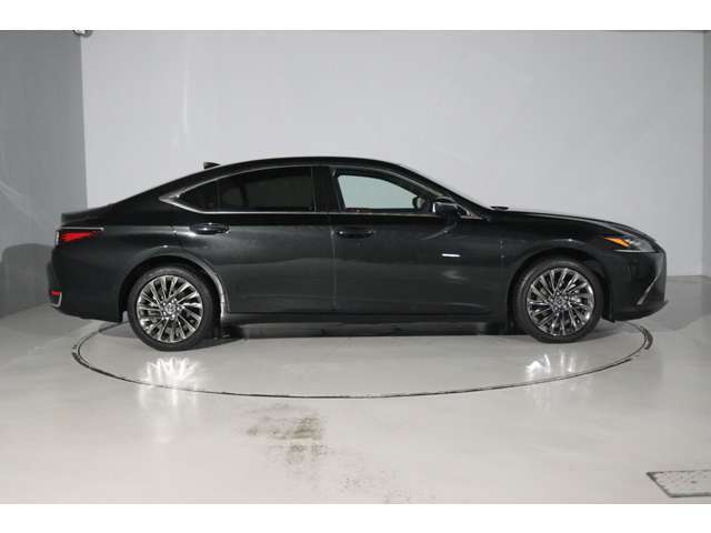 レクサスCPOでは、購入時の車両価格の中に1回の法定点検、その際のオイル交換の費用まで含まれております。購入後のサポートもお任せください。