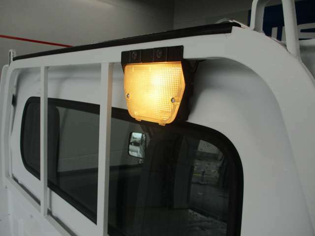 ワーキングランプ（12V　21W）取付済。荷台を明るく照らし、夜間の作業などに役立ちます。