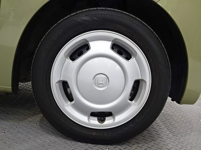 ホイールは車のデザインにマッチした専用タイプです。