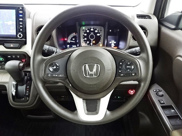 ハンドル左側にはオーディオ操作が出来るオーディオリモートコントロールスイッチ、右側にはHonda SENSINGとオートクルーズコントロールのスイッチを装備！