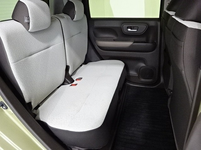 リアシートはシートを前後にスライドさせることが出来るので、足元を広くしたり、荷物が多い時は荷室スペースを広くとることも出来ます☆