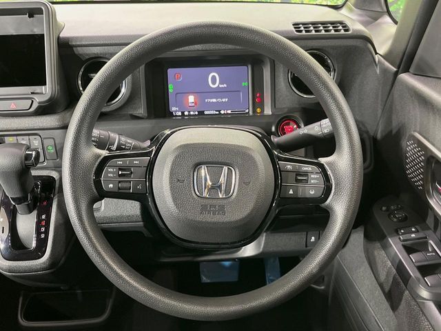 インテリアに合わせたデザインのステアリングは、運転される方のことも考え、運転しやすい形状、大きさです。是非一度、実際に触ってお確かめください。