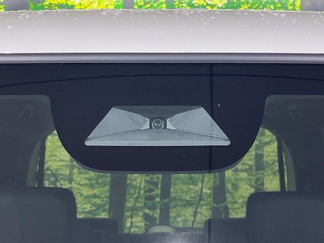【ホンダセンシング】走行中に前方の車両等を認識し、衝突しそうな時は警報とブレーキで衝突回避と被害軽減をアシスト。より安全にドライブをお楽しみいただけます。