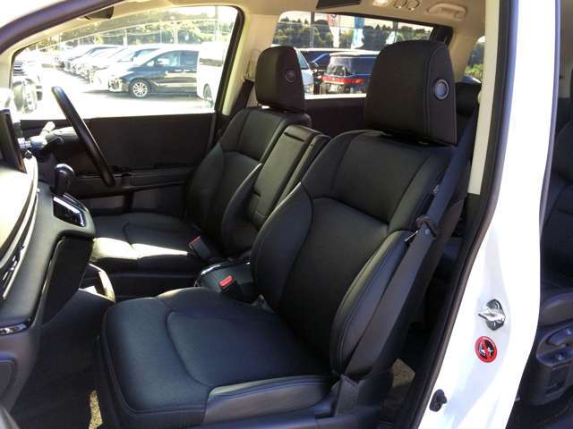 重厚で高級感たっぷりのハーフレザーシート！1列目はパワーシート＆シートヒーター完備です！